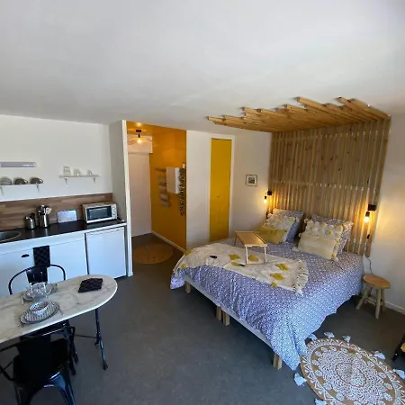 아파트 House A Bord De 상가트