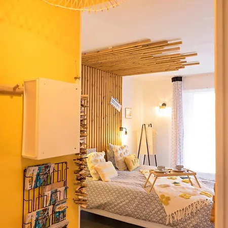 House A Bord De شقة
